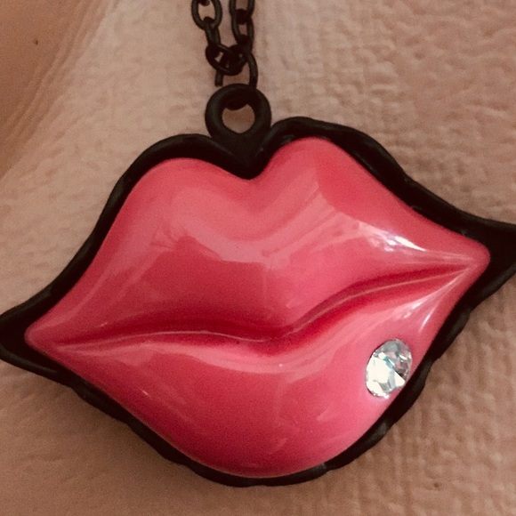 Pink Marilyn lip long necklace Betsey Johnson N16